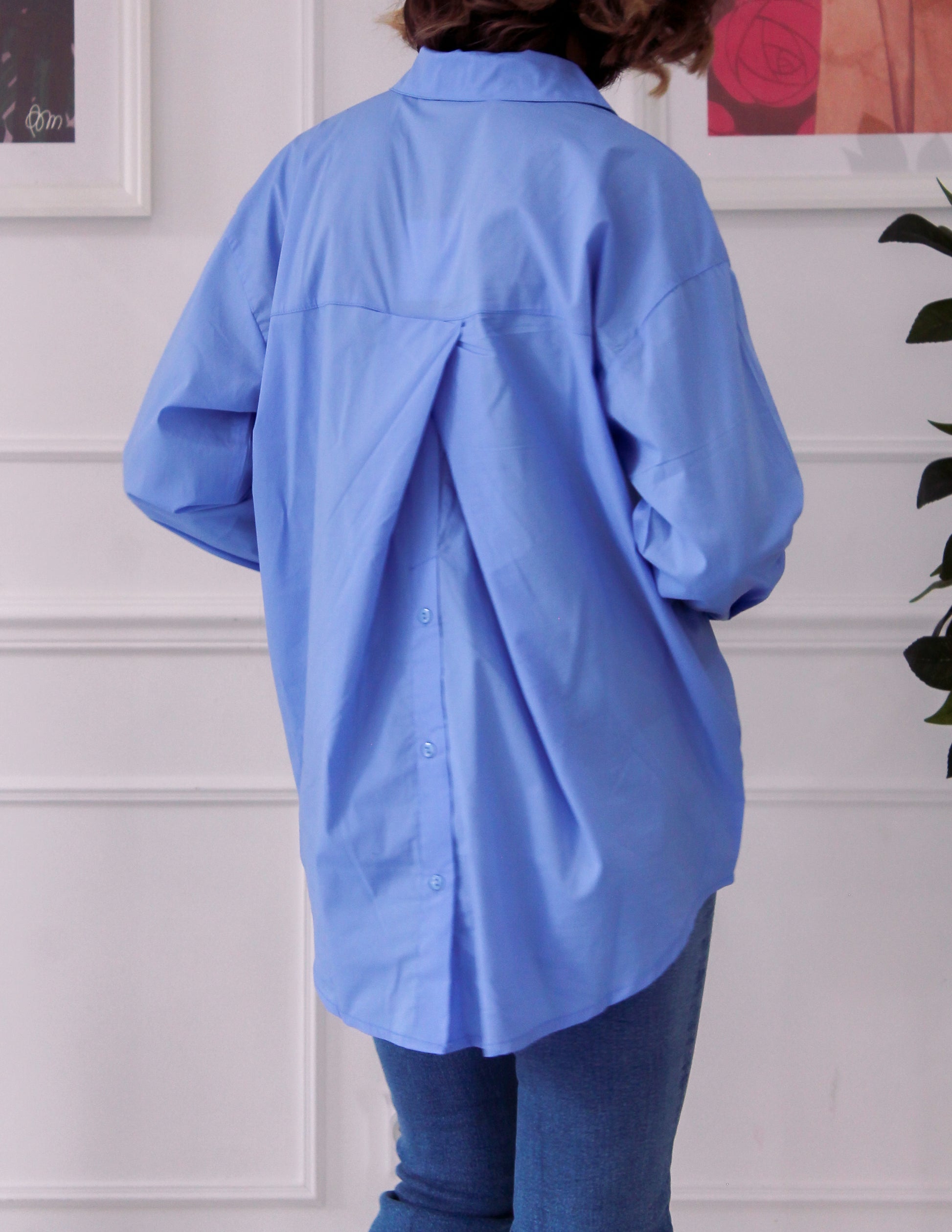 Chemise bleu avec une fente