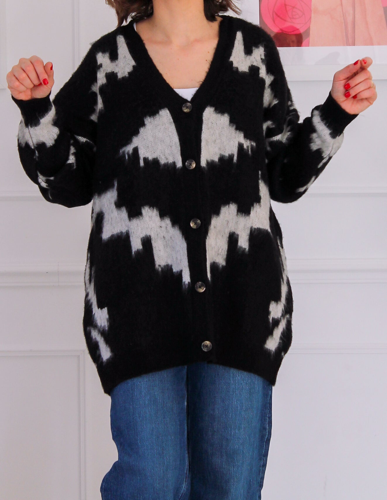 Gilet noir avec des motifs gris clair