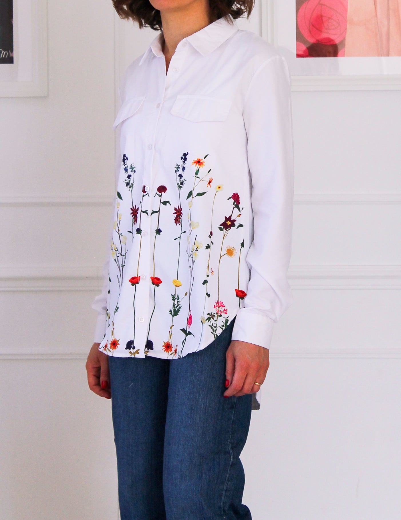 Chemise blanche ornée de motifs floraux