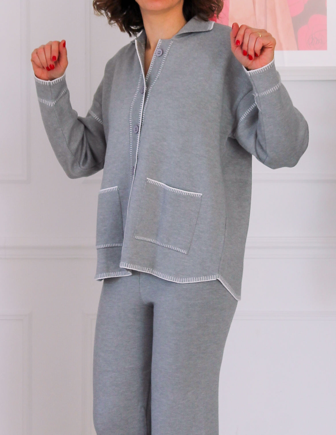 Ensemble gris à couture blanche