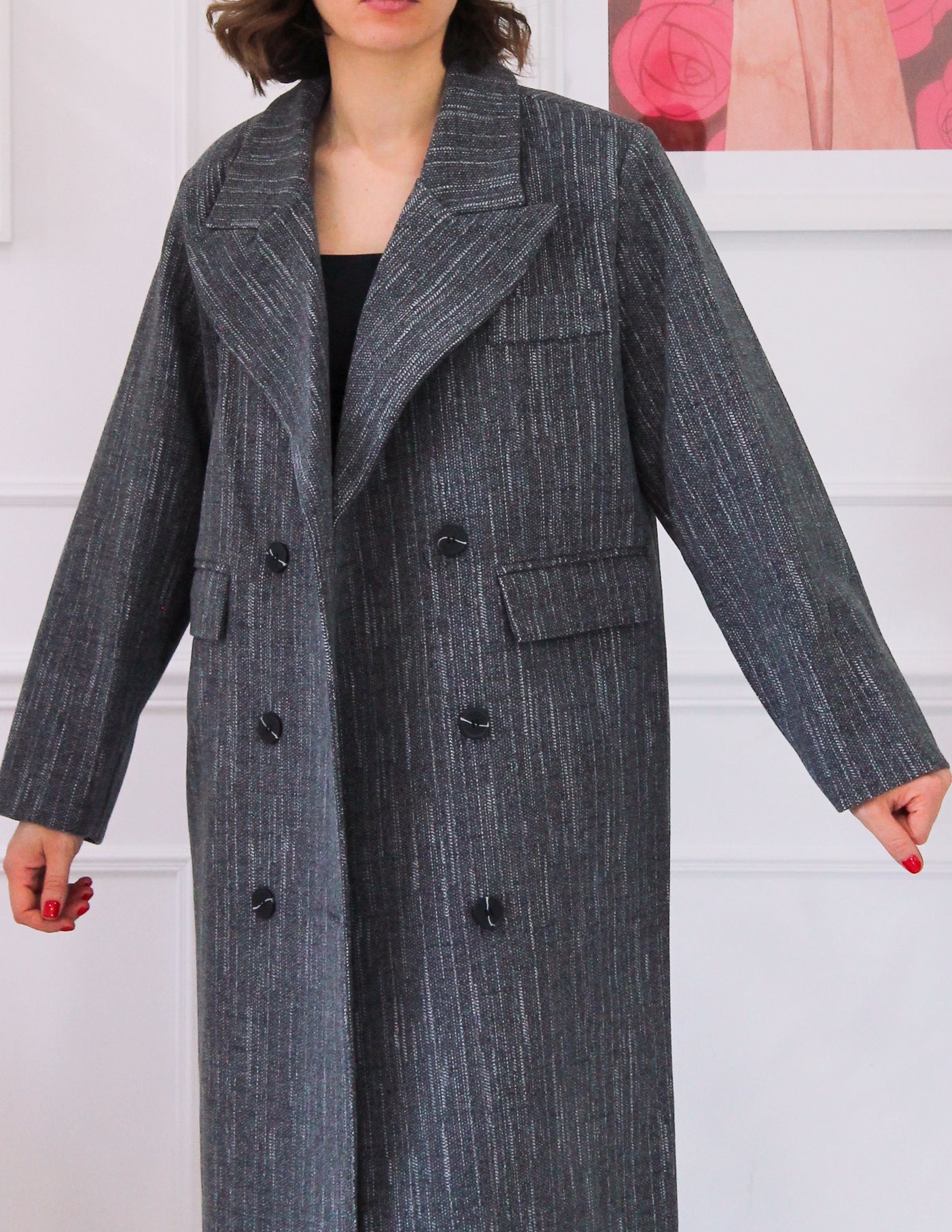 Manteau long gris avec rayures blanches