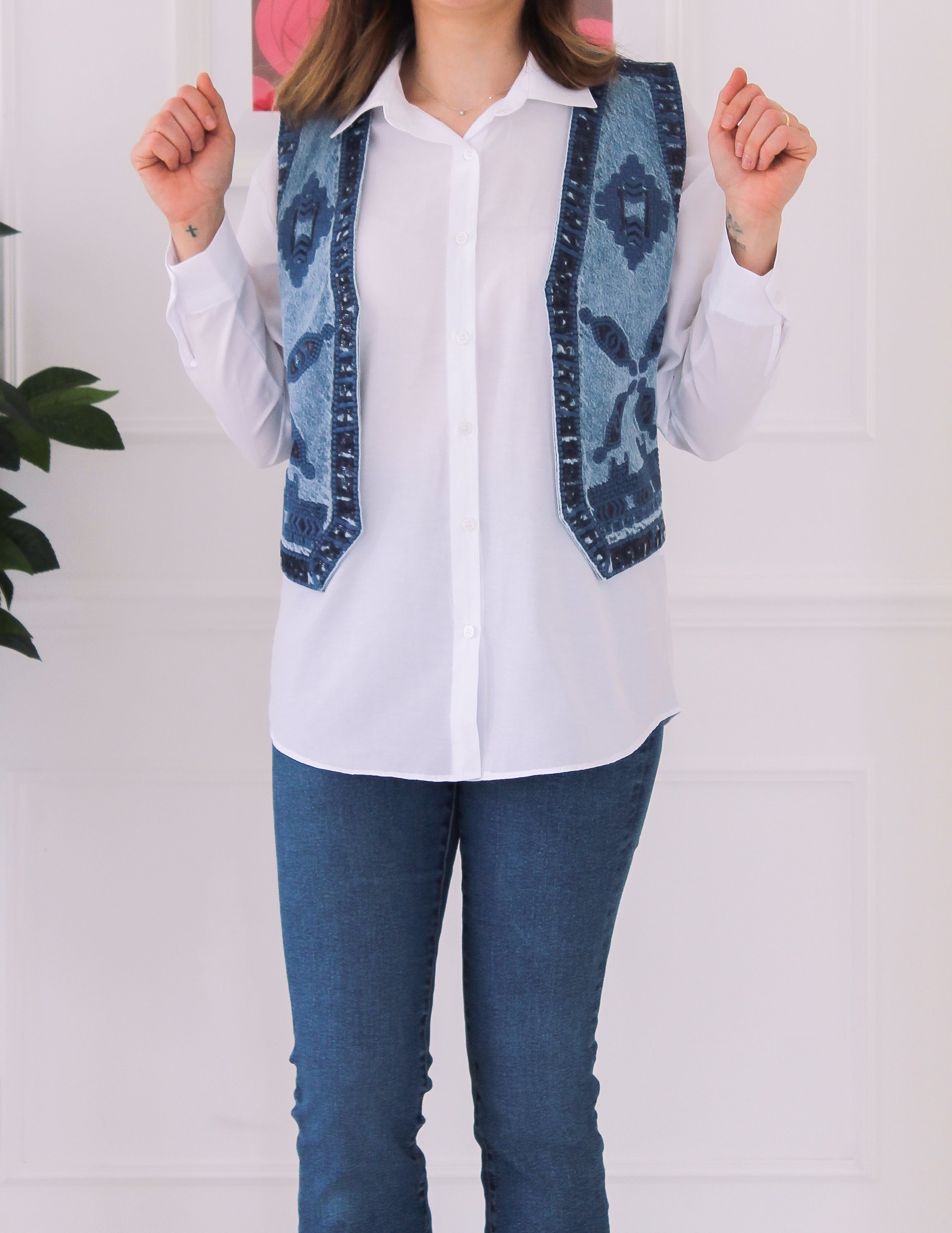 Chemise blanche avec un gilet en jean
