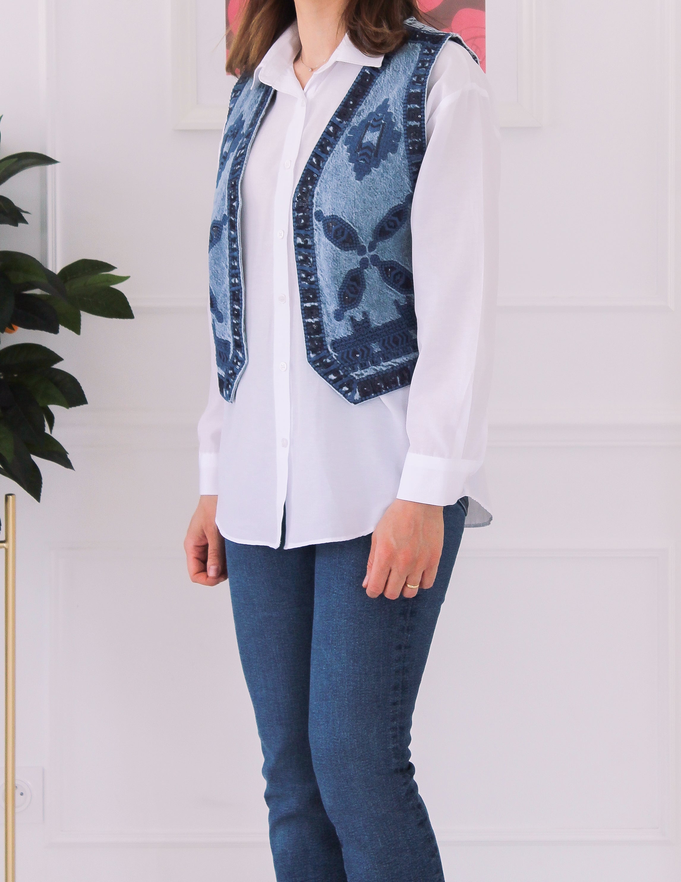 Chemise blanche avec un gilet en jean