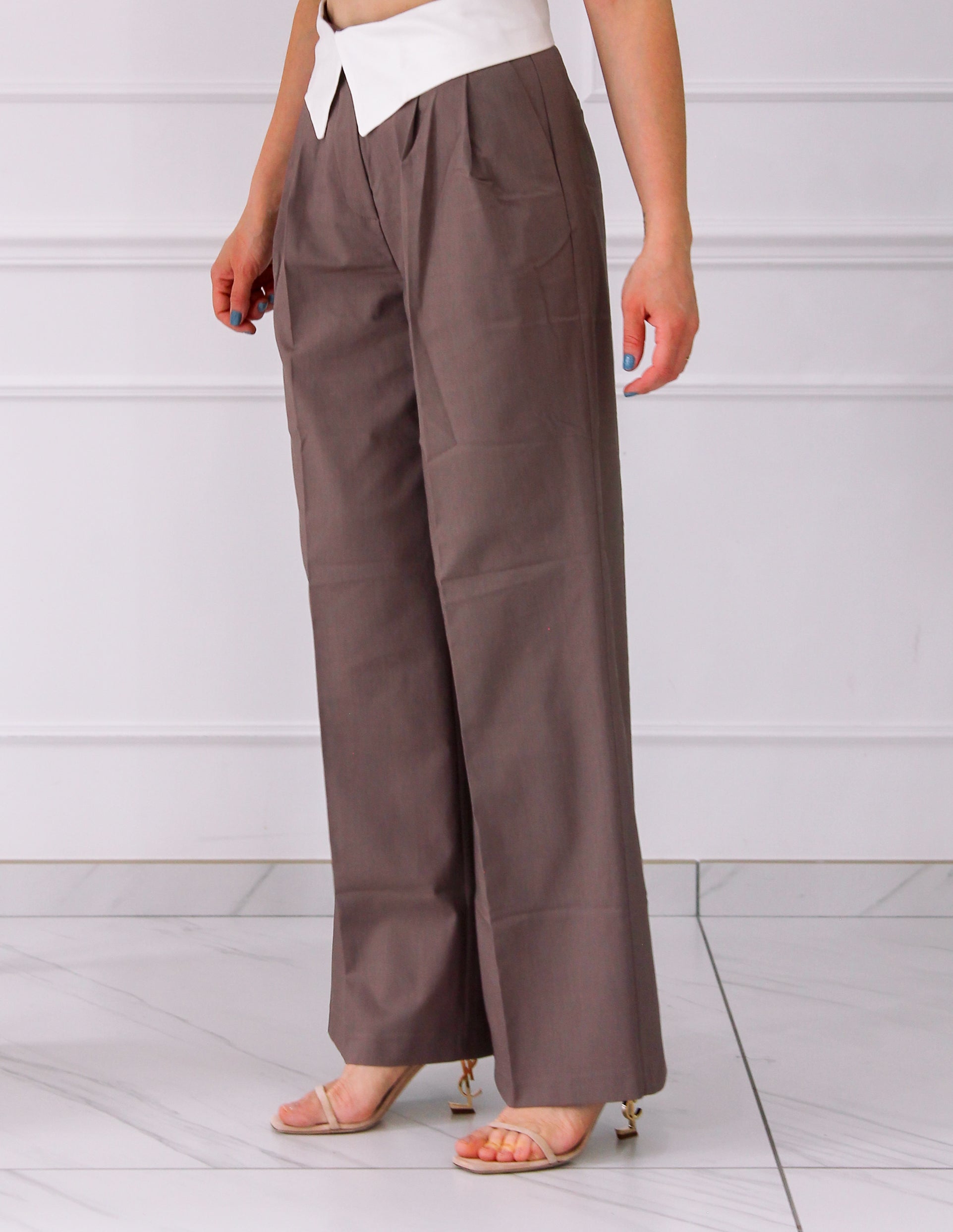 Trousers with white flap