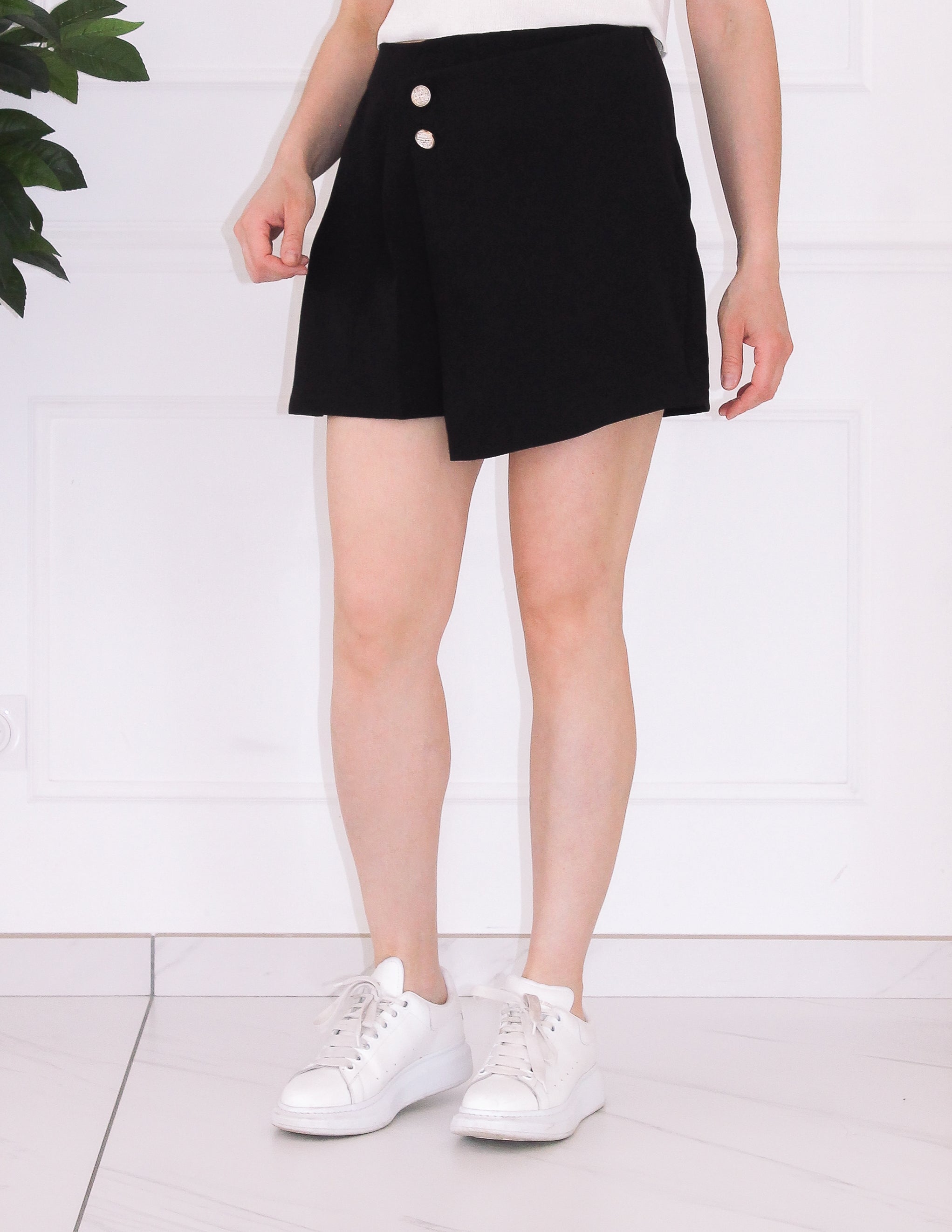 Jupe short avec des boutons dorés